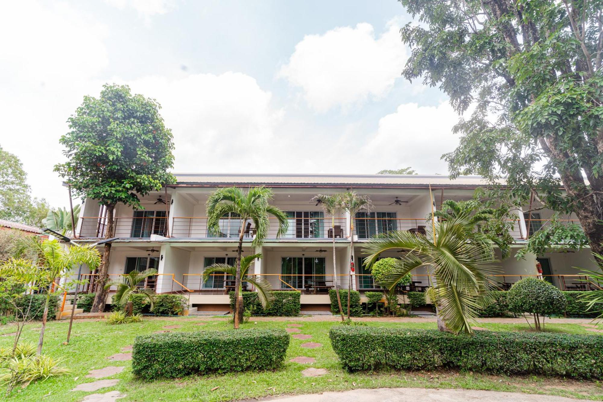 Baan Suan Khun Ta And Golf Resort Убон Ратчатани Екстериор снимка